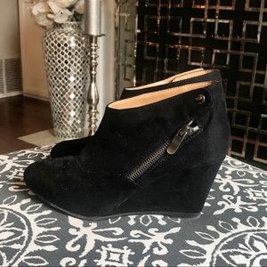 Chinese Laundry Black suede wedge booties